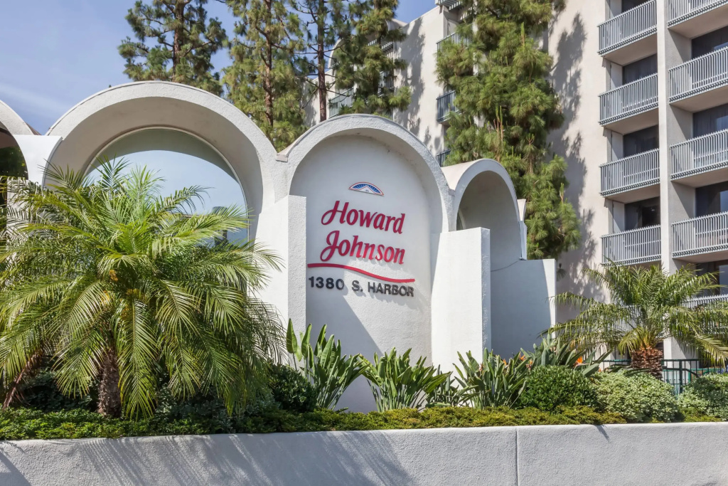 Howard Johnson by Wyndham Anaheim Hotel and Water Playground