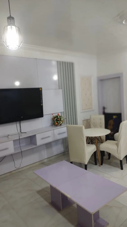 White Emirates Hotel and Apartment
