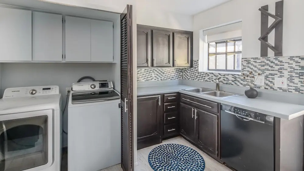 Sleek 2BR Townhome Central Phx by WanderJaunt