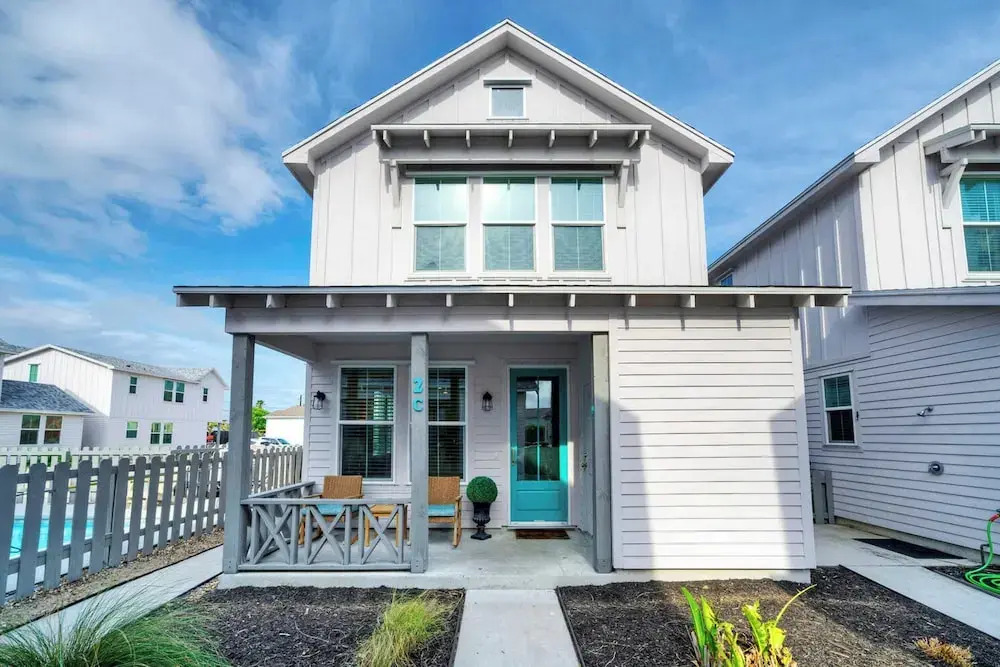 2 Homes in Old Town by Avantstay Sleeps 19, Pool, Newly Built Walk to Eats, Music, & More