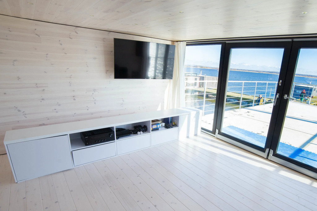 HT Houseboats