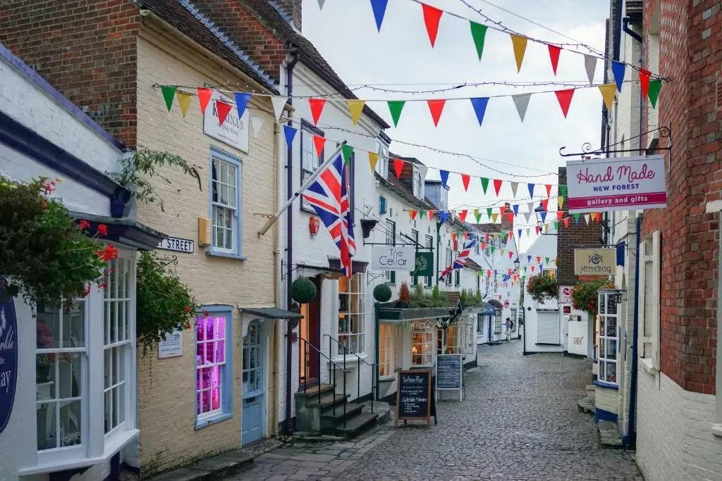 Large modern self contained apartment in Lymington