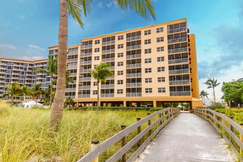 Estero Island Beach Villas 204, Sleeps 8, 2 Bedrooms, Gulf Front, Heated Pool