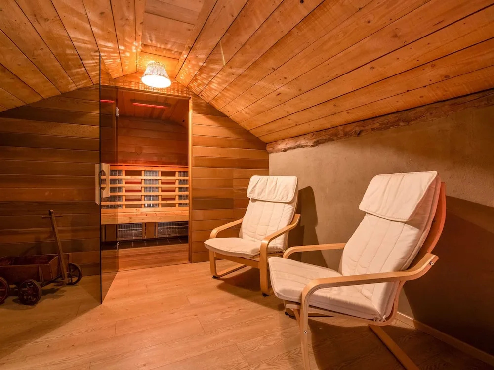 Beautiful Holiday Home with Hot Tub, Sauna & Monumental Fireplace