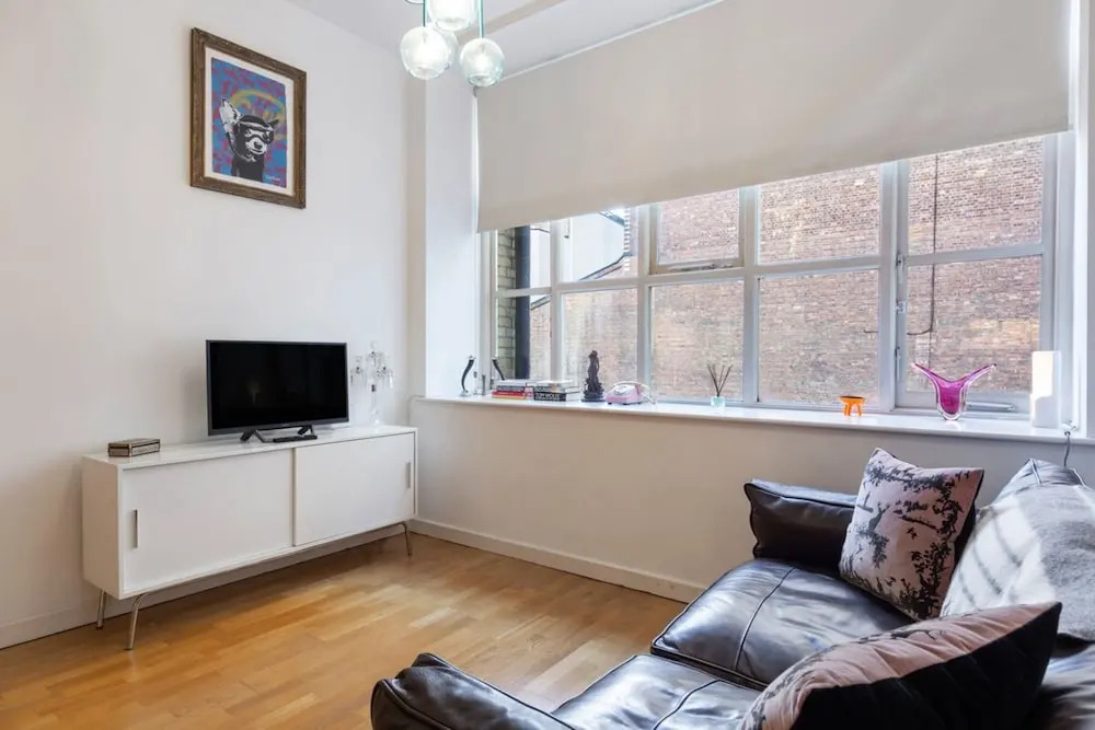 Bright & Beautiful Two Bedroom Apartment, Sleeps 4