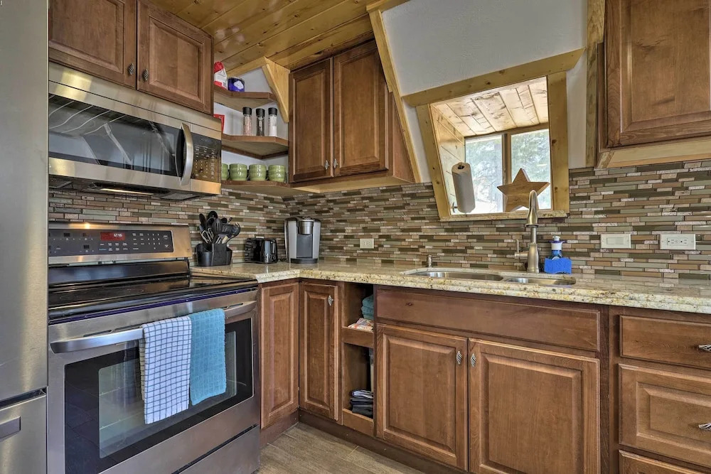 Cozy Duck Creek Cabin ~ 12 Mi to Nat'l Forest