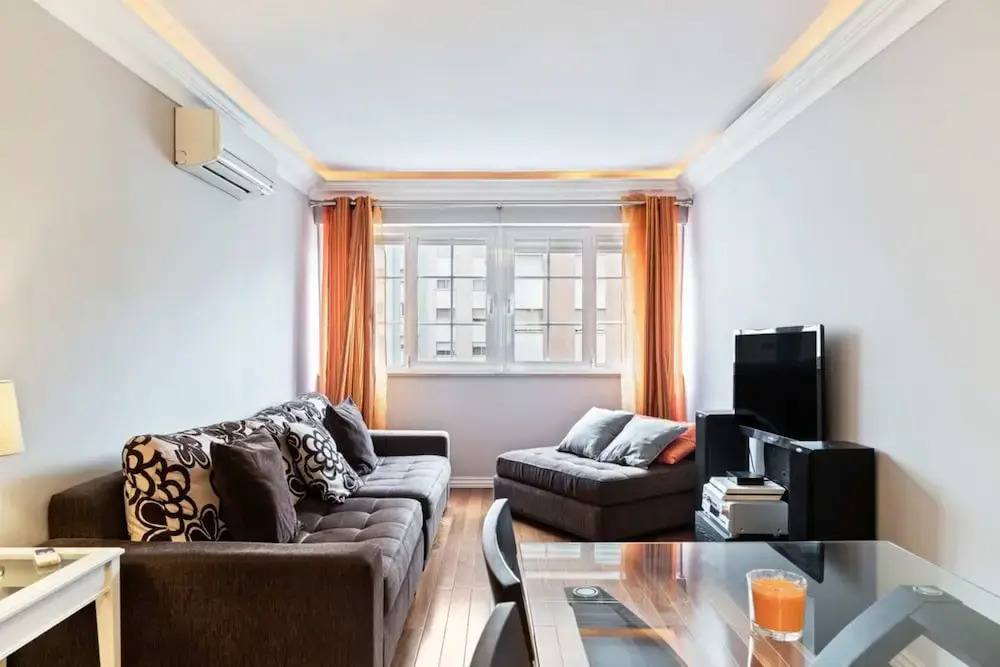 Large Contemporary 3 Bedroom Apartment