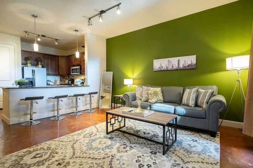 Luxurious Business & Family Montrose Condo -