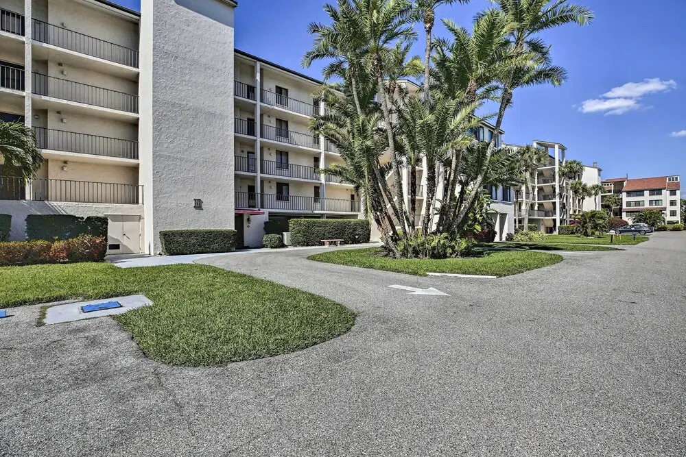 Sunny Siesta Key Condo w/ Beach Access + Pool!