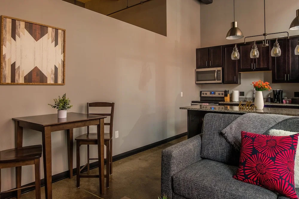 Strip District Apts with Wifi by Frontdesk