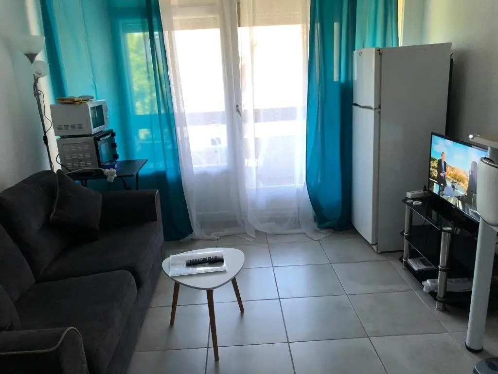 Frejus balcon des arènes studio 5e étage piscine clim tennis
