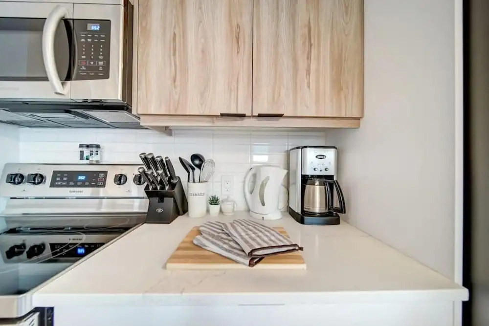 Stylish Modern Condo w Parking Location Coffee