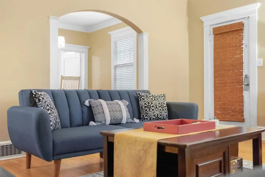 The Executive Retreat Charm, History, Comfort