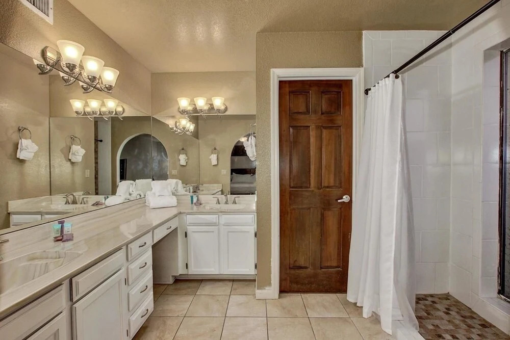 SLS Kathleen Amazing Location with FREE Heated Pool, Spa, Pool Table &
