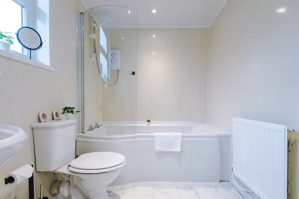 A-K Apartments - Spacious 4 Bedroom House, Central Location, Sleeps 8!