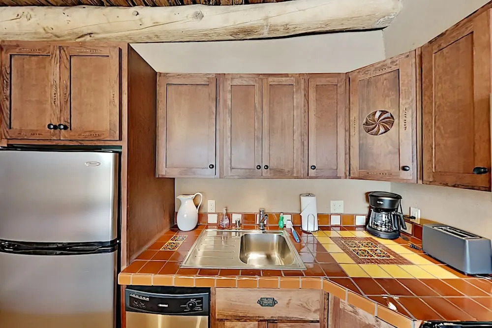 Gorgeous Suite: Full Kitchen, Jetted Tub & 2 Kivas 1 Bedroom Duplex