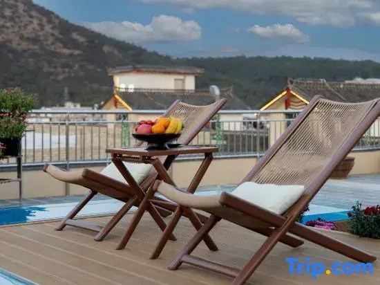 Longstay Luming Lodge · Oriental Aesthetics | Sky Garden & Snow Mountain Panorama Boutique Retreat