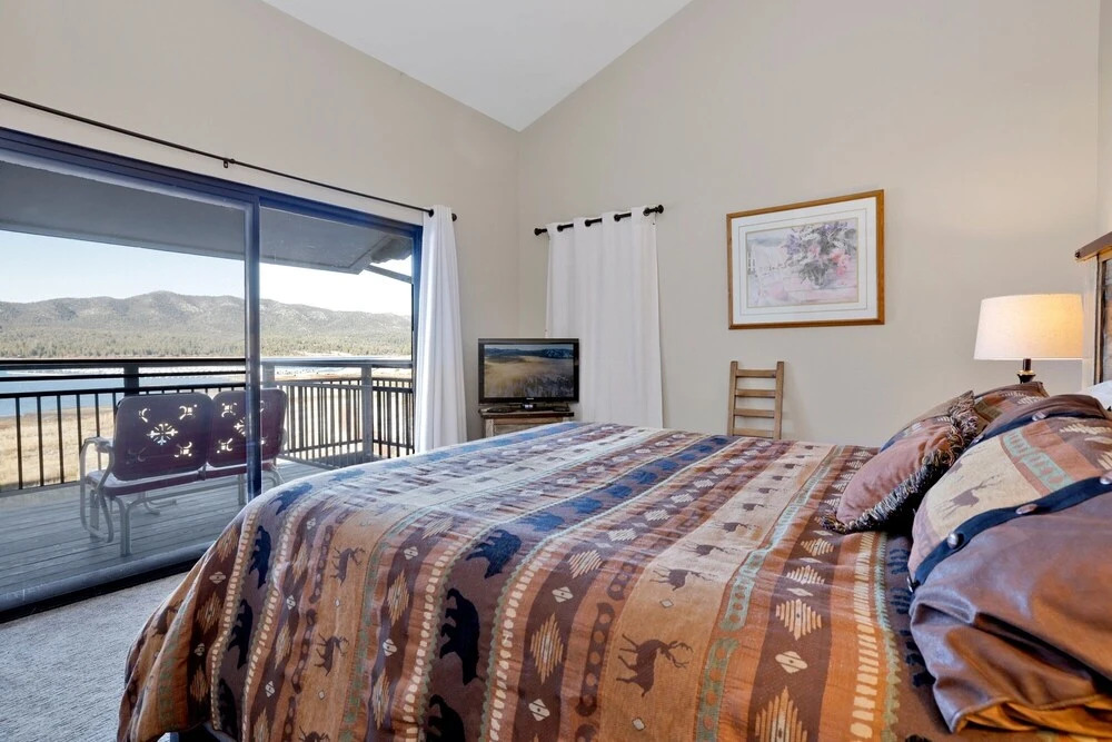 2174-forest Shores Lakefront Condo 3 Bedroom Home by RedAwning