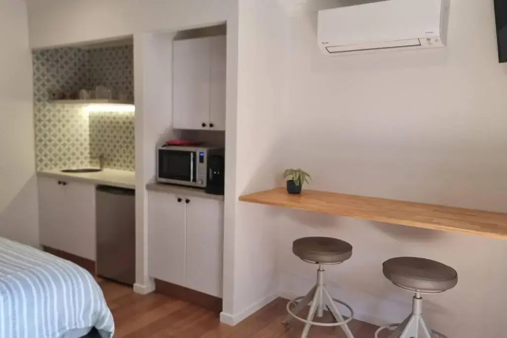 Alcorn Garden Studio Main House Attached-Dog friendly 2 mins walk to beach