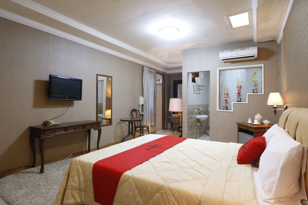 RedDoorz Plus @ Jalan Dharmawangsa