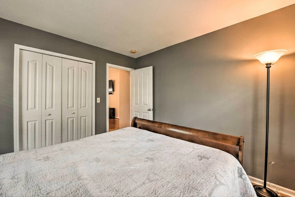 Pet-friendly Retreat w/ Yard: ~ 8 Mi to Downtown!
