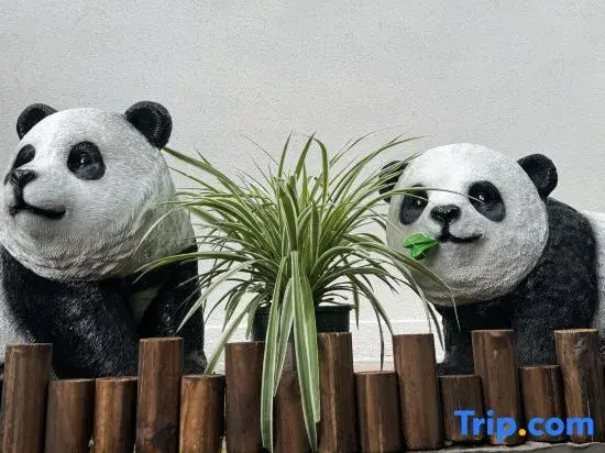 Linxijian Homestay (Bifengxia Scenic Area)