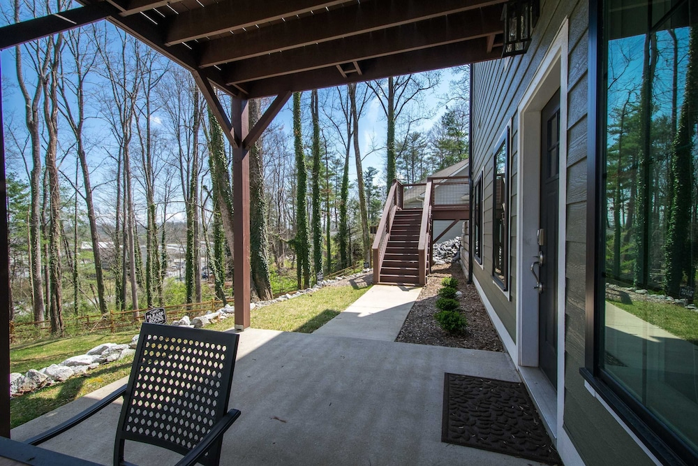 Lower Level Retreat w Free Tix Private Cozy