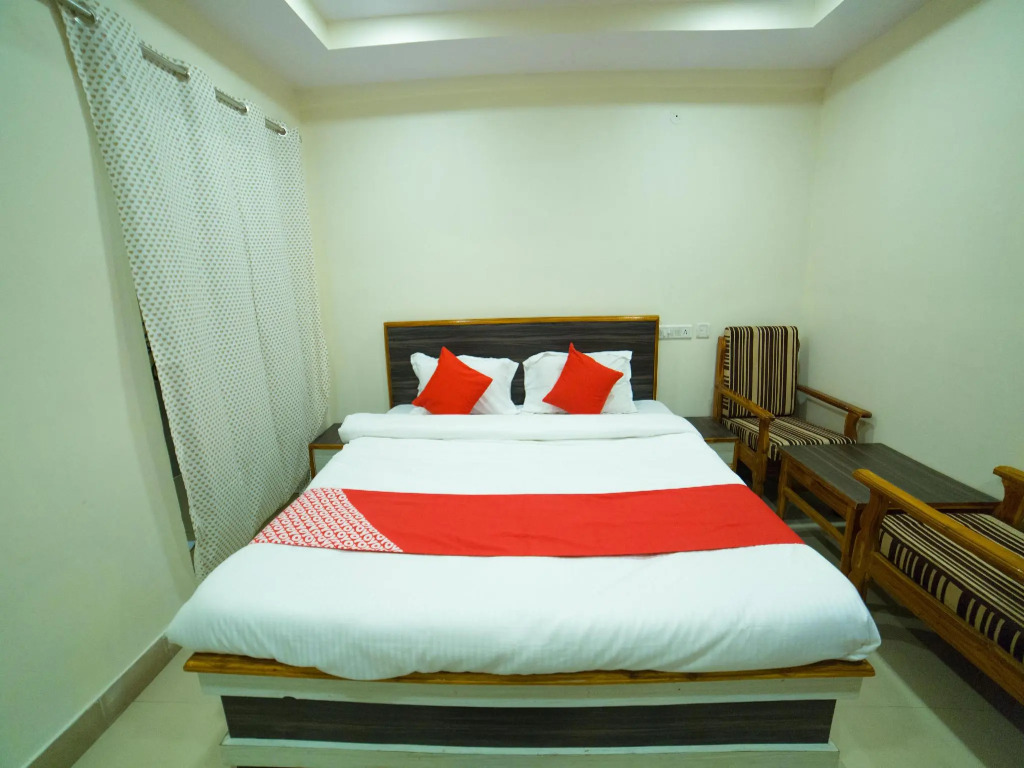 OYO 12973 Hotel Crystal