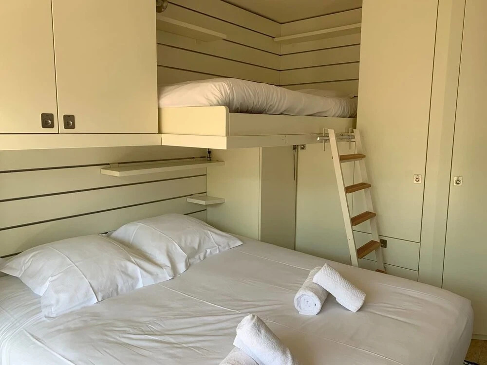 Sea View Flat, beach access by GuestReady