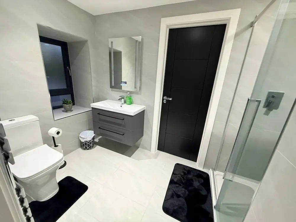 Luxury Home 5 Bedroom 3 Bathroom Games Room Parking