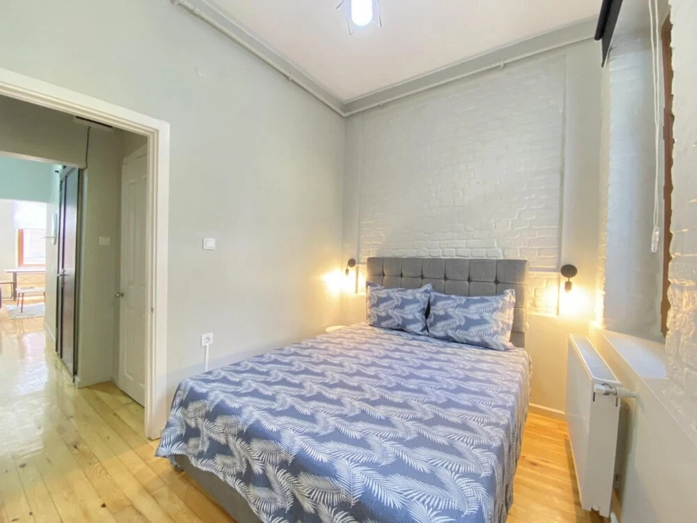 Flat With Balcony Near Flower Passage in Beyoglu