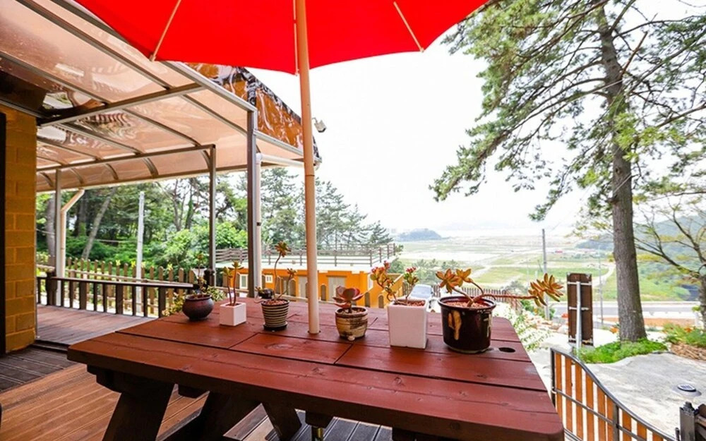 Yeosu Banditbul Hwangto Pension