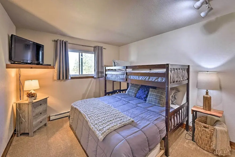 Cozy & Chic Mountain Condo w/ Community Perks