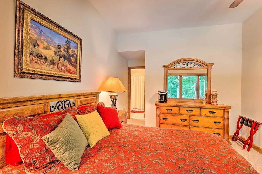 Lavish Beech Mountain Ski Cabin w/ Hot Tub!