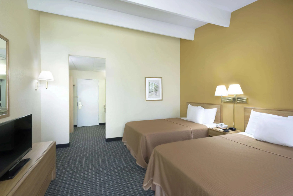 Howard Johnson by Wyndham Newburgh