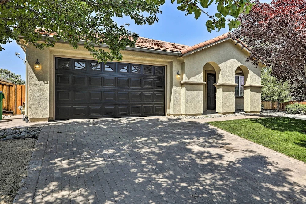 12 Mi to Riverwalk District: Quiet Reno Retreat