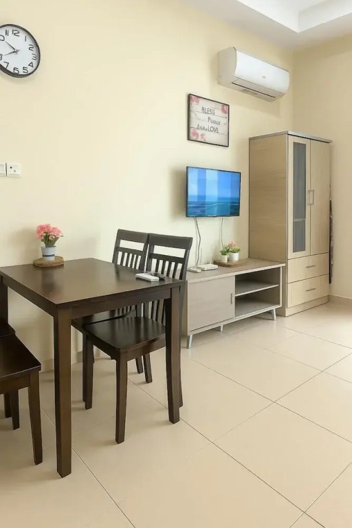 4PAX Studio NetfliX  Free WIFI