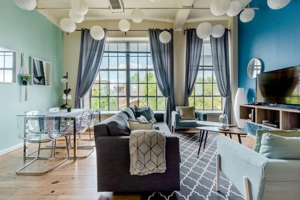 Hip & Vibrant 2 Bedroom Apartment with Parking & Wifi