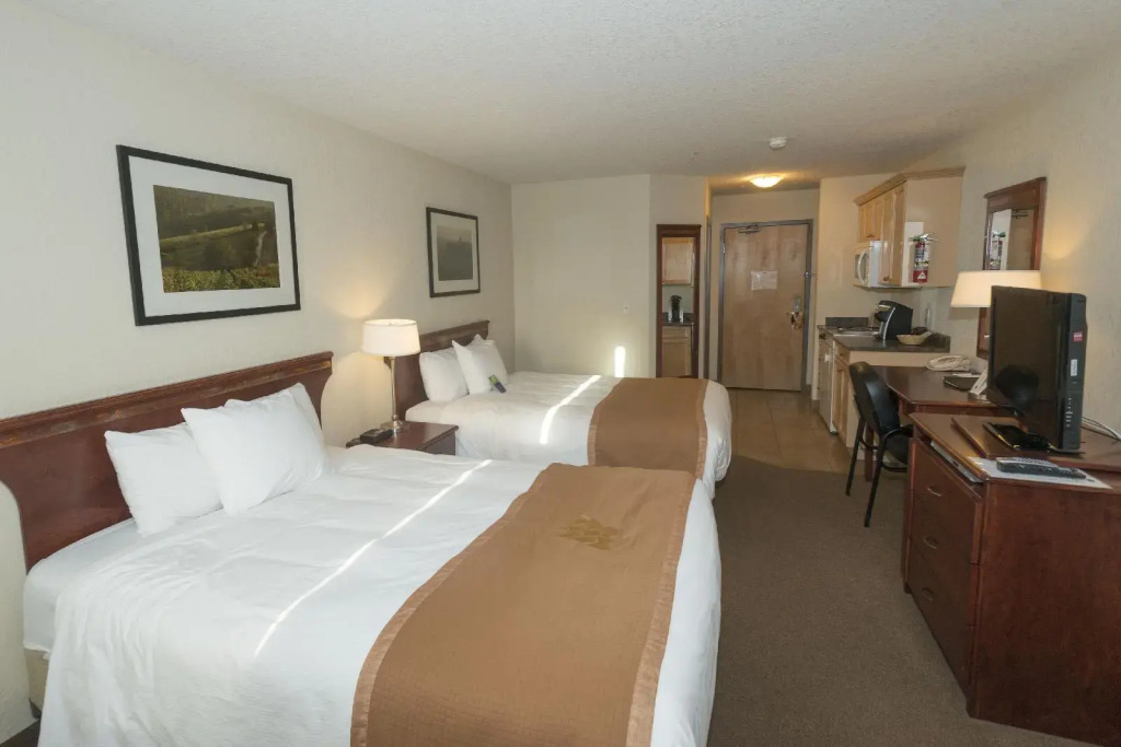 Lakeview Inns & Suites - Fort Nelson