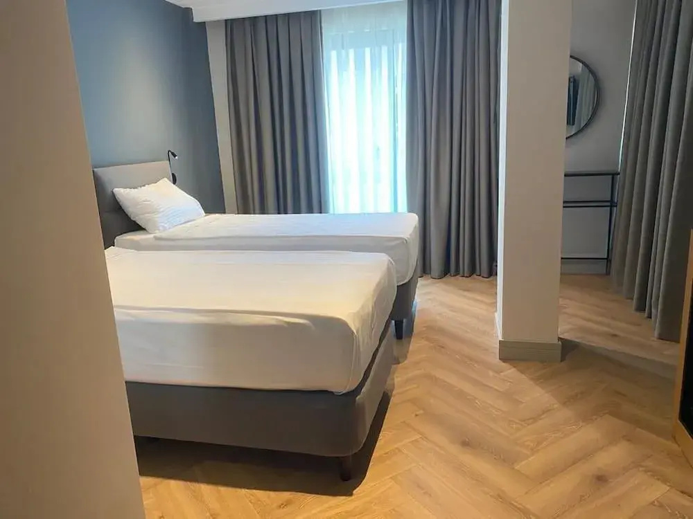 İn The Middle Hotel