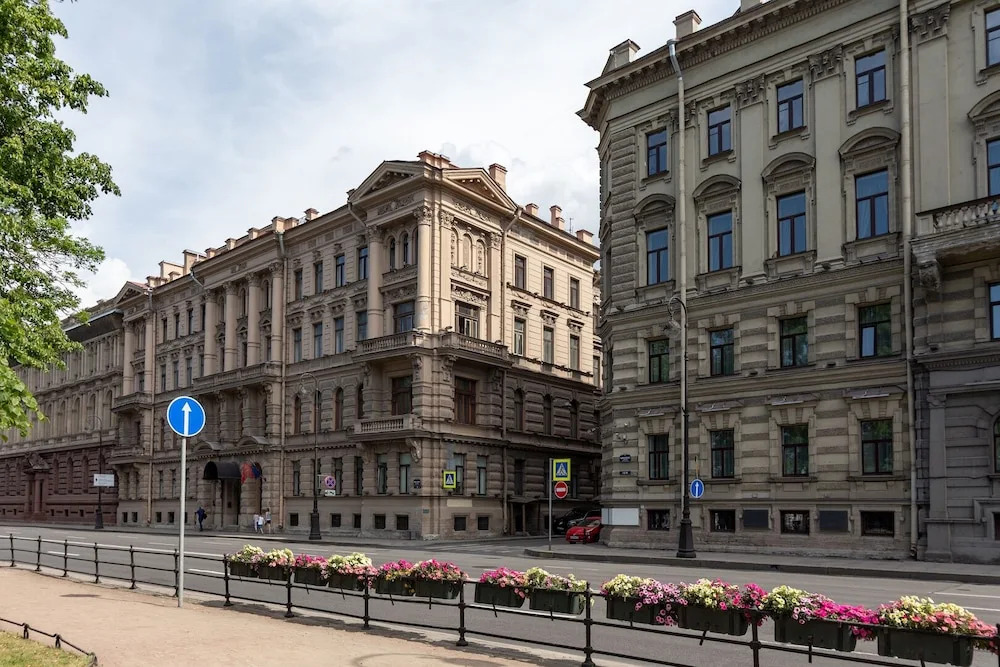 City of Rivers, Адмиралтейская наб., 10