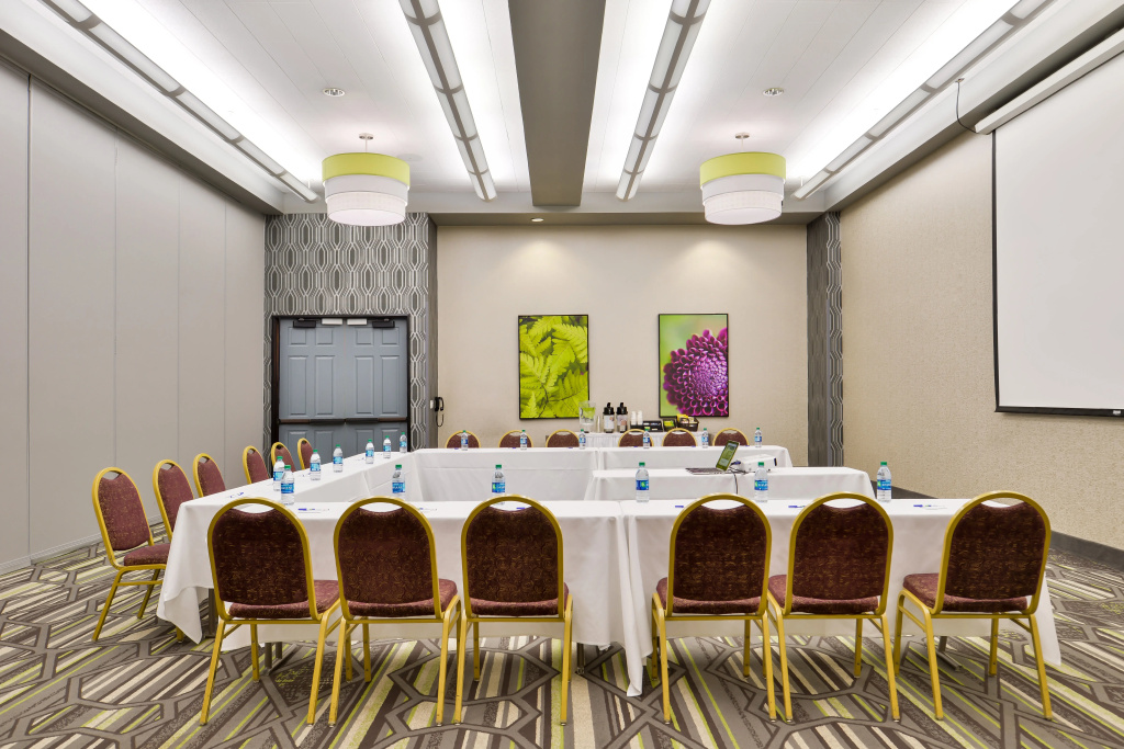 HOLIDAY INN EXPRESS & SUITES ELK GROVE CENTRAL - HWY 99 by IHG