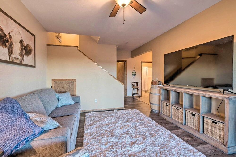 Pet-friendly Branson West Lodge w/ Hot Tub!