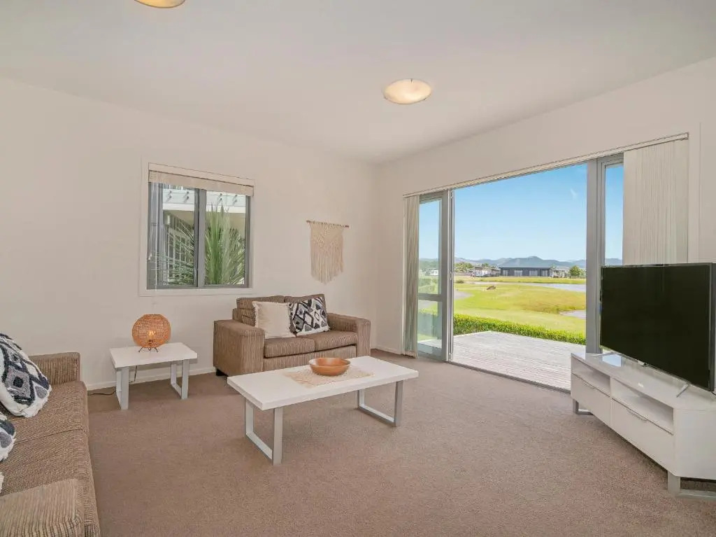 Lakeside Villa Retreat - Matarangi Downstairs Unit