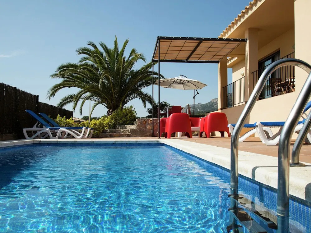 Exclusive Villa for 6 in L'estartit With Private Pool in Residential Area
