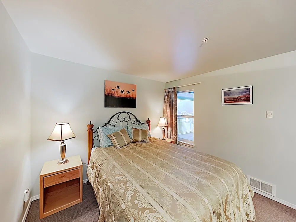 New Listing! Bay-view Beauty W/ Private Balcony 1 Bedroom Condo