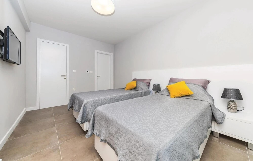 Five-Bedroom Holiday Home In Kastel Kambelovac