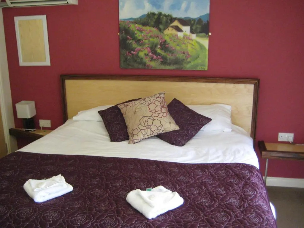 The Meadow Lark - A Heartwood Inn