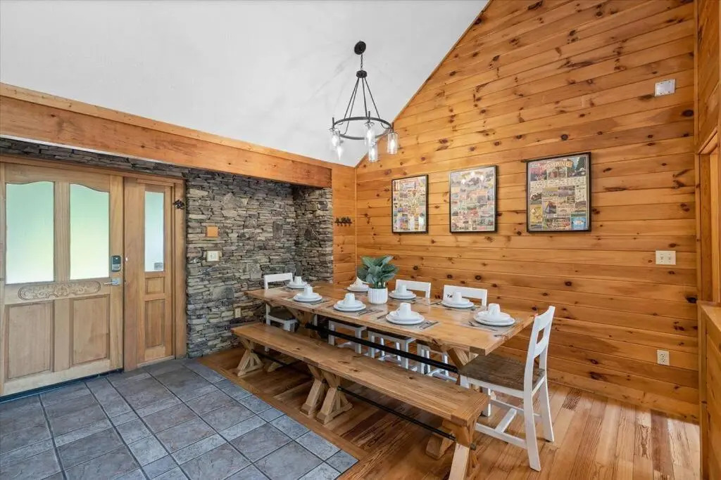 1 min to the Parkway SPACIOUS cabin w 3 master suites & 4th bedroom