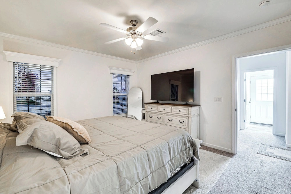7 Mi to Disney: Family Home w/ Heated Pool Access